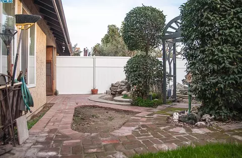 739 E Harold Ave, Visalia, CA 93292 photo 37