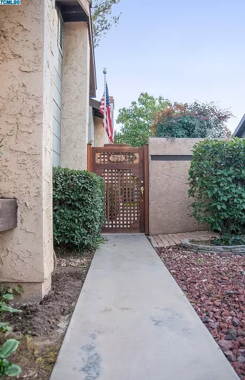 739 E Harold Ave, Visalia, CA 93292 photo 3