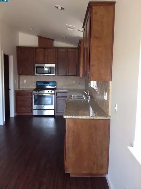1135 E Vine Ct, Visalia, CA 93292 photo 4