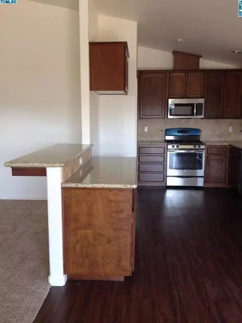 1135 E Vine Ct, Visalia, CA 93292 photo 3