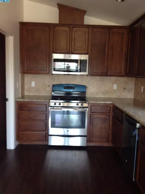 1135 E Vine Ct, Visalia, CA 93292 photo 5