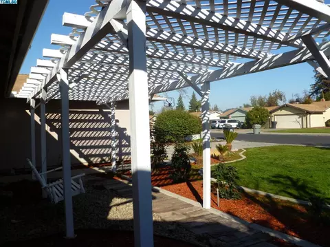 2303 S Memory St, Visalia, CA 93277 photo 7
