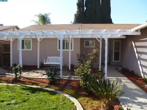2303 S Memory St, Visalia, CA 93277 photo 4