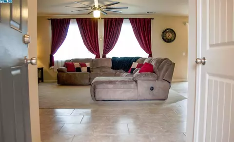982 Tradition Dr, Lemoore, CA 93245 photo 7