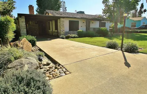 849 E Academy Ave, Tulare, CA 93274 photo 4