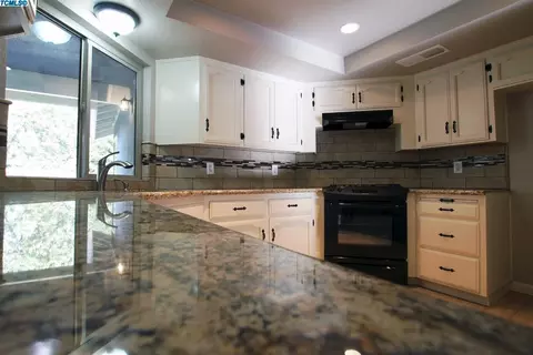 248 E Garfield Ave, Tulare, CA 93274 photo 2