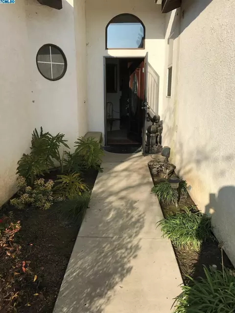 1424 E Dorothea Ave, Visalia, CA 93292 photo 3