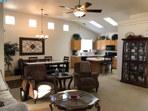 1424 E Dorothea Ave, Visalia, CA 93292 photo 6