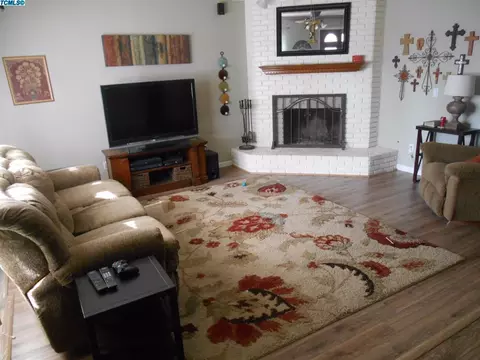 1124 E Feemster Ave, Visalia, CA 93292 photo 4