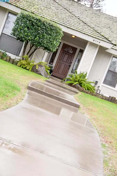 3117 E Grove Ave, Visalia, CA 93292 photo 4