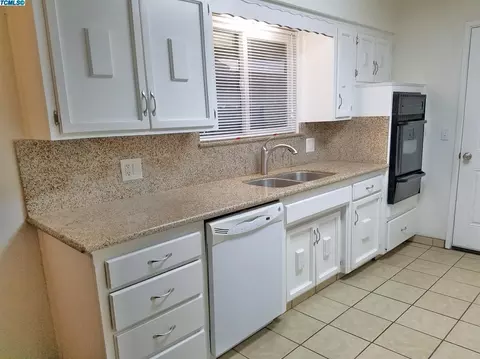 333 E Hazelwood Dr, Lemoore, CA 93245 photo 9