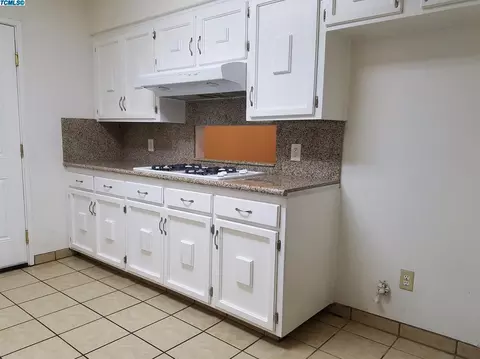 333 E Hazelwood Dr, Lemoore, CA 93245 photo 8