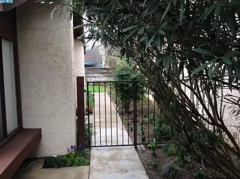 840 E Harold Ave, Visalia, CA 93292 photo 4