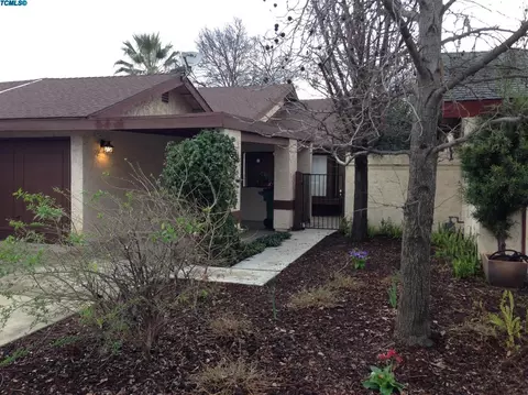 840 E Harold Ave, Visalia, CA 93292 photo 1