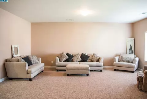 1709 Arneis Ave, Tulare, CA 93274 photo 9