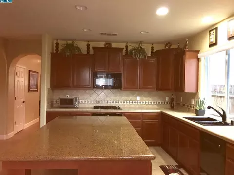 3077 Ryan Ave, Tulare, CA 93274 photo 2