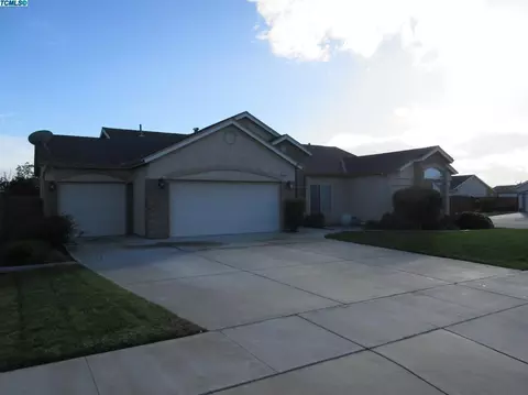 1489 Hawthorn St, Lemoore, CA 93245 photo 2