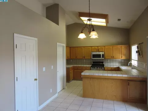 1489 Hawthorn St, Lemoore, CA 93245 photo 4