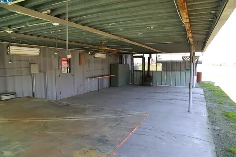 504 E Beacon Ave, Tulare, CA 93274 photo 11