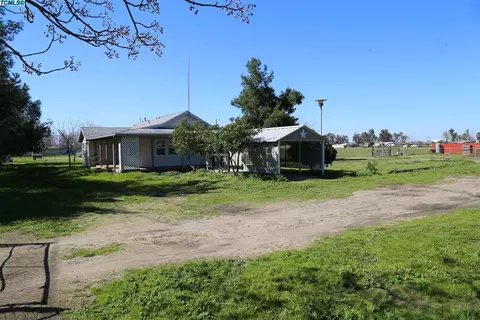 504 E Beacon Ave, Tulare, CA 93274 photo 16
