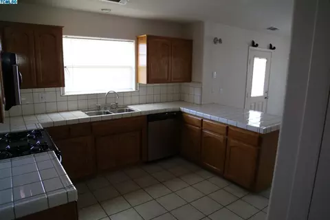 504 E Beacon Ave, Tulare, CA 93274 photo 5