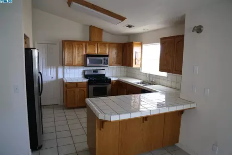 504 E Beacon Ave, Tulare, CA 93274 photo 4