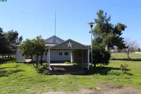 504 E Beacon Ave, Tulare, CA 93274 photo 1