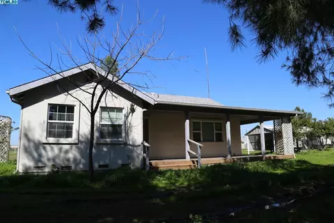 504 E Beacon Ave, Tulare, CA 93274 photo 3