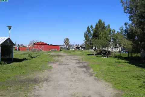 504 E Beacon Ave, Tulare, CA 93274 photo 17