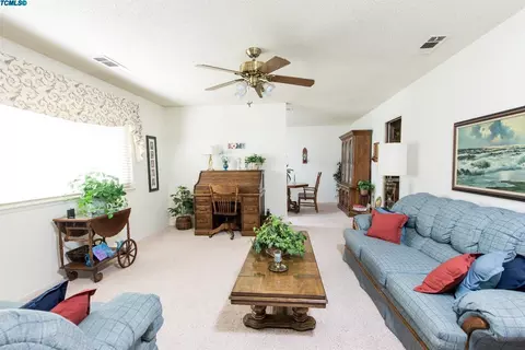 2402 E Paradise Ave, Visalia, CA 93292 photo 4