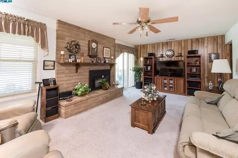 2402 E Paradise Ave, Visalia, CA 93292 photo 8
