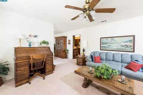 2402 E Paradise Ave, Visalia, CA 93292 photo 5