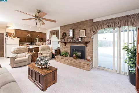 2402 E Paradise Ave, Visalia, CA 93292 photo 9