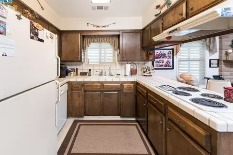 2402 E Paradise Ave, Visalia, CA 93292 photo 6