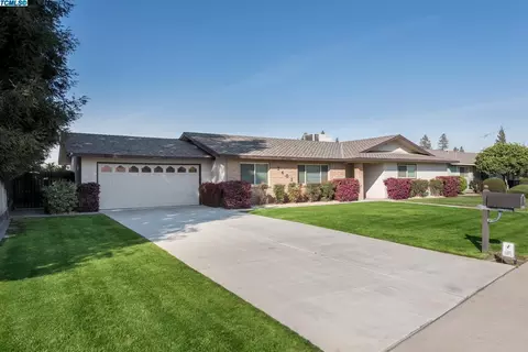 2402 E Paradise Ave, Visalia, CA 93292 photo 1