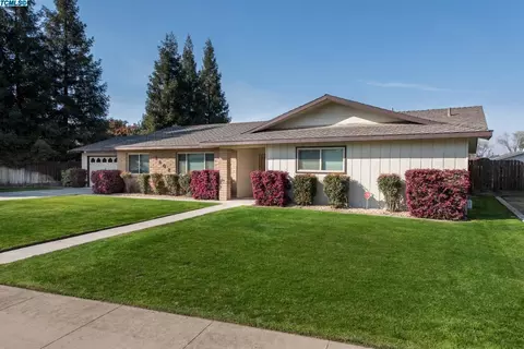 2402 E Paradise Ave, Visalia, CA 93292 photo 3