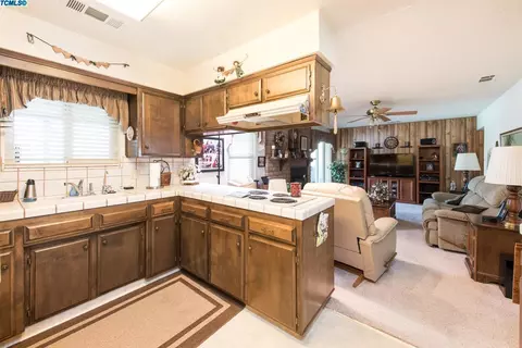 2402 E Paradise Ave, Visalia, CA 93292 photo 7