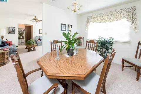 2402 E Paradise Ave, Visalia, CA 93292 photo 10
