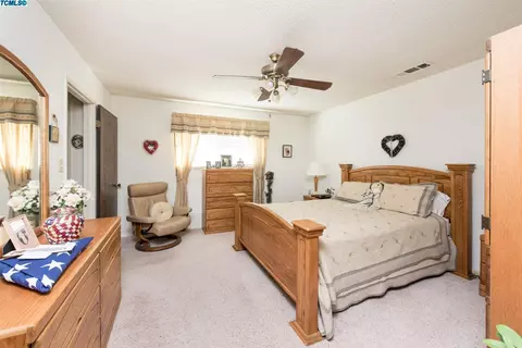 2402 E Paradise Ave, Visalia, CA 93292 photo 11