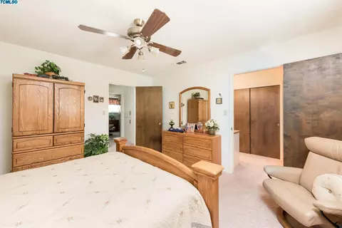 2402 E Paradise Ave, Visalia, CA 93292 photo 12
