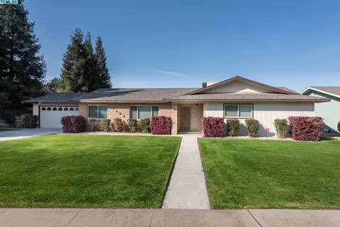 2402 E Paradise Ave, Visalia, CA 93292 photo 2