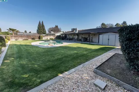 2402 E Paradise Ave, Visalia, CA 93292 photo 23