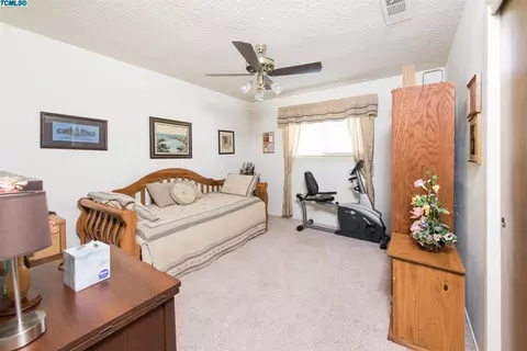 2402 E Paradise Ave, Visalia, CA 93292 photo 14