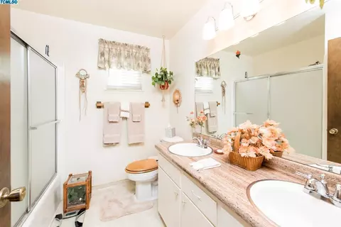 2402 E Paradise Ave, Visalia, CA 93292 photo 17