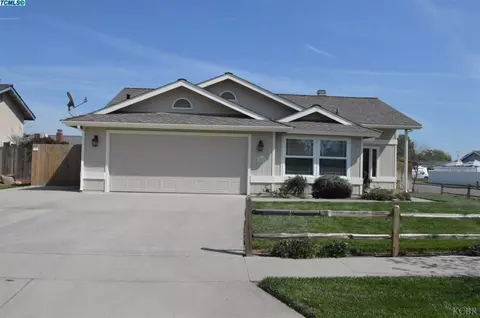 1452 Maple Ct, Lemoore, CA 93245 photo 1