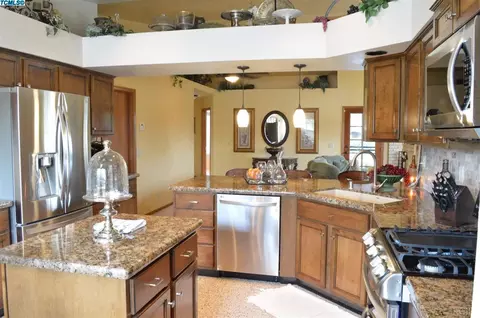 1452 Maple Ct, Lemoore, CA 93245 photo 9