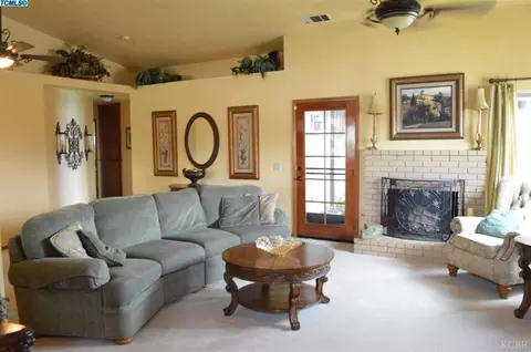 1452 Maple Ct, Lemoore, CA 93245 photo 4