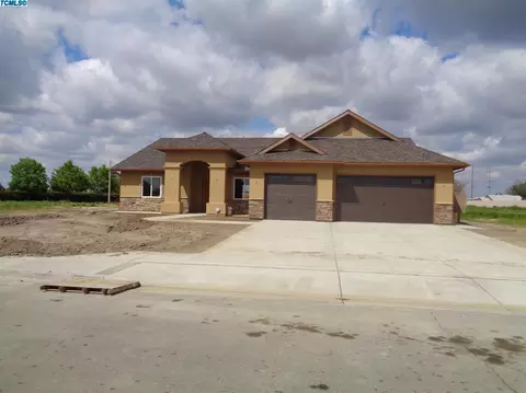 636 E Adobe Dr, Hanford, CA 93230 photo 2