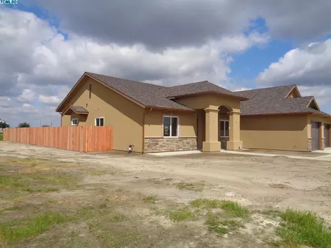636 E Adobe Dr, Hanford, CA 93230 photo 3