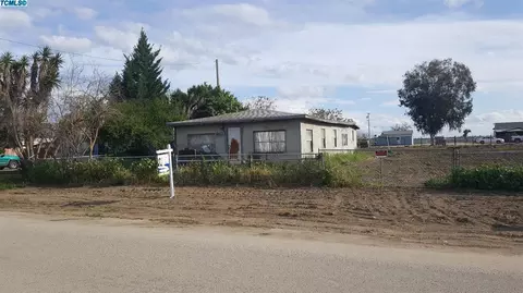 207 E Beacon Ave, Tulare, CA 93274 photo 6